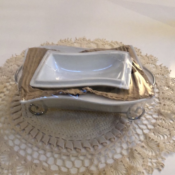 Serving Dish with cover on a stand - Picture 3 of 10